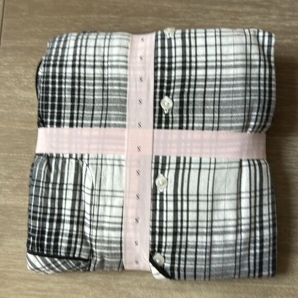 Victoria’s Secret Flannel long Pajamas set Black/White size S/P NWT in packaging - Picture 5 of 5